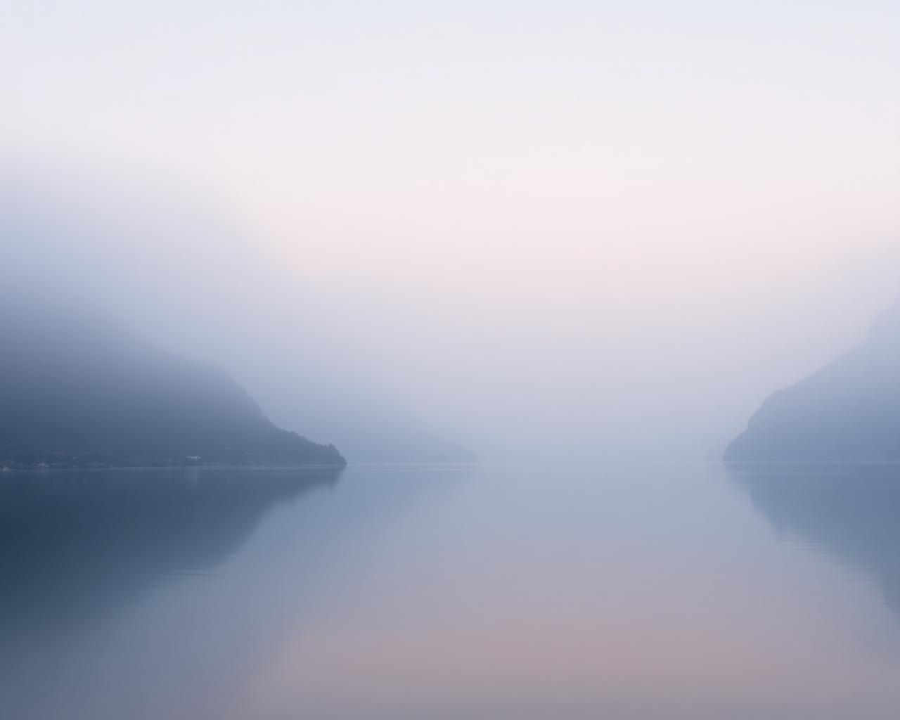Fjord ved daggry